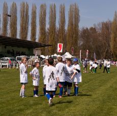 Arelor - Qui sommes-nous - Enfants jouent au foot